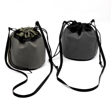 ショルダー巾着バッグ バケツ型ショルダーバッグ 撥水加工ナイロン素材 斜め掛けナイロンバッグ 軽量 コンパク