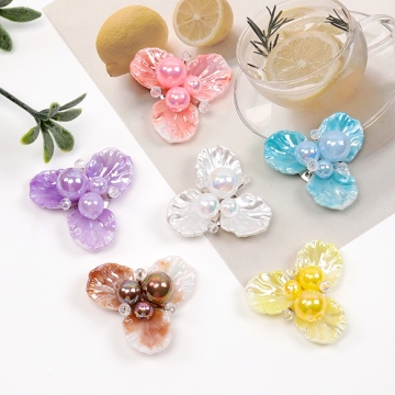 フラワーパーツ アクリルフラワーパーツ 花パーツ 貼付け 縫付け パール付き 三弁花 約32mm（1ヶ）