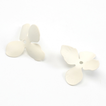 メタルフラワーパーツ 金属花パーツ 花びらパーツ 中心に穴あり ピアス イヤリング制作におすすめ 塗装加工（4ヶ）