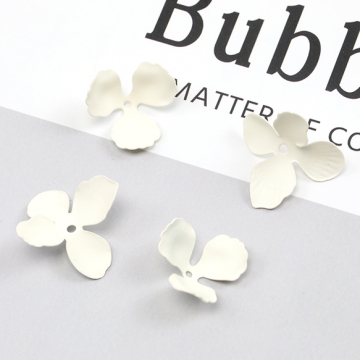 メタルフラワーパーツ 金属花パーツ 花びらパーツ 中心に穴あり ピアス イヤリング制作におすすめ 塗装加工（4ヶ）