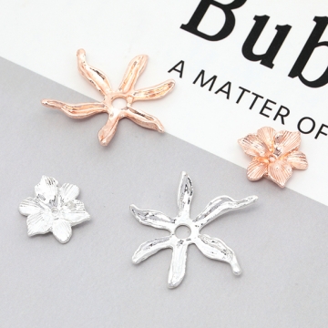 メタルフラワーパーツ 金属花パーツ 花びらパーツ 中心に穴あり ビーズキャップ ピアス イヤリング制作におすすめ（4ヶ）