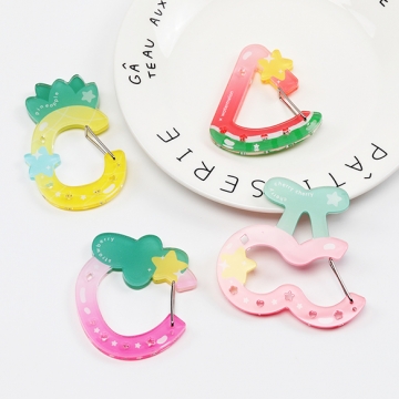 アクリルカラビナ チェリー スイカ いちご パイナップル型 推し活 アクリルキーホルダー 約6.8×7.2cm（1ヶ）