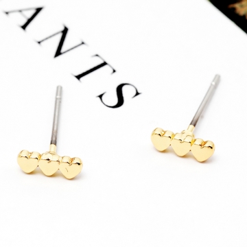 デザインピアス 小さめ トリプルハートピアス メタルピアス 耳飾り 約2.5×7mm（1ペア）