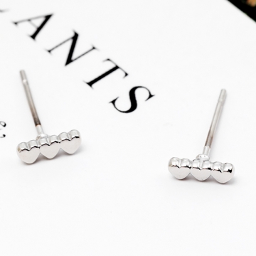 デザインピアス 小さめ トリプルハートピアス メタルピアス 耳飾り 約2.5×7mm（1ペア）