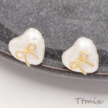 ファッションピアス ぷっくりハートピアス パールリボンピアス リボン装飾 約11×12mm（1ペア）