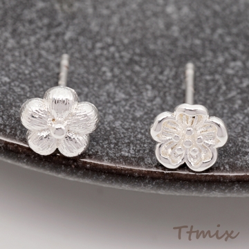 デザインピアス フラワー お花 アシンメトリー ワンポイントピアス メタルピアス 約6.5mm（1ペア）