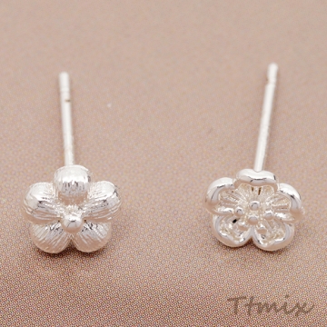 デザインピアス フラワー お花 アシンメトリー ワンポイントピアス メタルピアス 約6.5mm（1ペア）