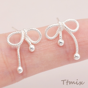 デザインピアス リボン ツイスト 玉飾り付き シンプル ワンポイントピアス メタルピアス 約13×15mm（1ペア）