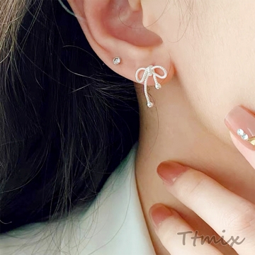 デザインピアス リボン ツイスト 玉飾り付き シンプル ワンポイントピアス メタルピアス 約13×15mm（1ペア）
