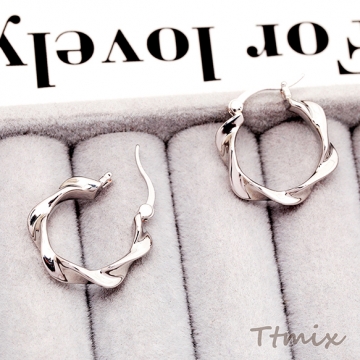 デザインピアス ツイスト ラウンド リング 華やか メタルピアス 約5×21mm（1ペア）