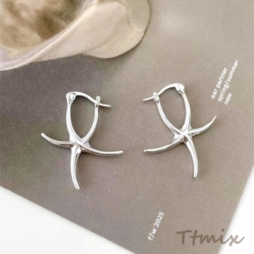 デザインピアス ヒトデ スタイリッシュ 個性的 マリンピアス メタルピアス 約25×31mm（1ペア）
