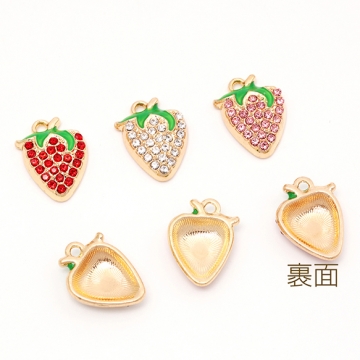 ラインストーン苺チャーム いちご イチゴ フルーツ キラキラ いちごチャーム メタルチャーム 約13×17mm（4ヶ）