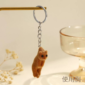 アニマルフロッキーチャーム 首根っこ つままれネコ こねこ 仔猫 アニマル 動物 樹脂チャーム 約16×46mm（1ヶ）