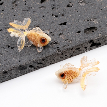 金魚チャーム 樹脂製 立体金魚 きんぎょ 金魚パーツ 夏の風物詩 レッド イエロー 2色 カン付き 約28×29mm（1ヶ）