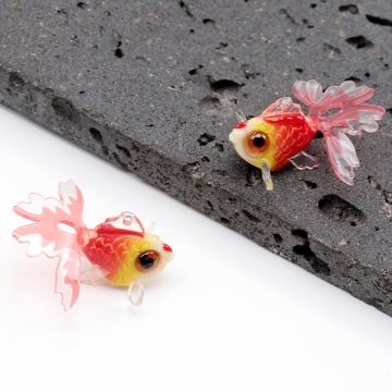 金魚チャーム 樹脂製 立体金魚 きんぎょ 金魚パーツ 夏の風物詩 レッド イエロー 2色 カン付き 約28×29mm（1ヶ）