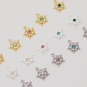 クリスマスチャーム 雪の結晶 パール/ストーン付き 冬 メタルチャーム 約12.5×15mm（2ヶ）