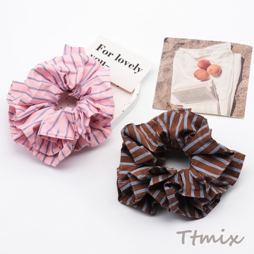 シュシュ ひらひらフリル ストライプ模様 エレガント ピンク ブラウン 髪留め ヘアアクセサリー（1ヶ）