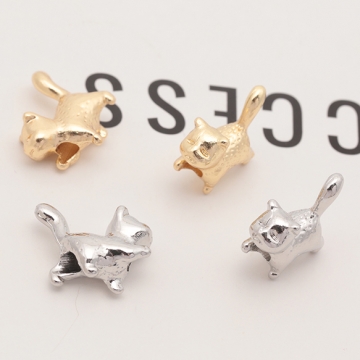 スペーサービーズ ネコ こねこ 猫 横向き おさんぽ 立体 メタルビーズ 約12×15mm（6ヶ）