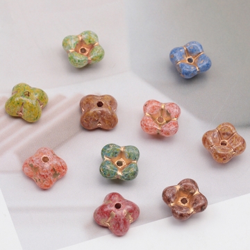 チェコ調ガラスビーズ 四弁花 お花 フラワー 立体 チェコガラス風 アンティーク風 カラーランダム 約6×10mm（15ヶ）
