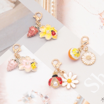 カニカン付きチャーム オレンジ 猫 花 てんとう虫 苺 スマホチャーム マスクチャーム ストラップ キーホルダー（1ヶ）