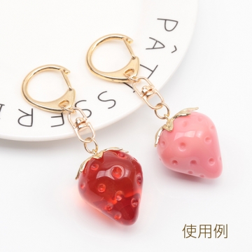 いちごチャーム トレンドカラー ストロベリー イチゴ 苺 樹脂チャーム 約30×38mm（1ヶ）
