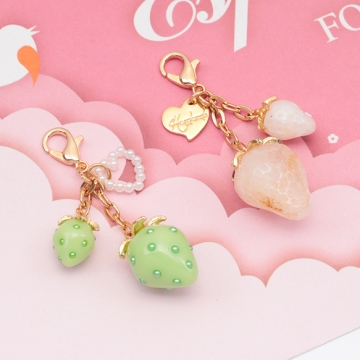 いちごキーホルダー ミニ苺とハートチャーム付き 苺ストラップ イチゴバッグチャーム 鍵とパスケースに付けても可愛い（1個）