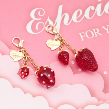 いちごキーホルダー ハートチャーム付き 苺ストラップ イチゴバッグチャーム 鍵とパスケースに付けても可愛い（1個）