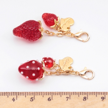 いちごキーホルダー ハートチャーム付き 苺ストラップ イチゴバッグチャーム 鍵とパスケースに付けても可愛い（1個）