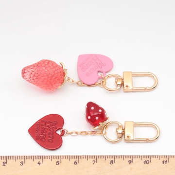 いちごキーホルダー ハートチャーム付き 苺ストラップ イチゴバッグチャーム 鍵とパスケースに付けても可愛い（1個）