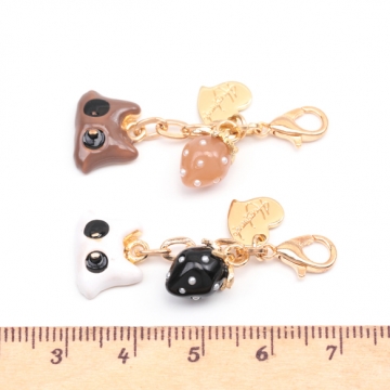 カニカン付きチャーム 苺 イチゴ 猫 ねこ顔 スマホチャーム マスクチャーム ストラップ キーホルダー（1ヶ）