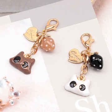 カニカン付きチャーム 苺 イチゴ 猫 ねこ顔 スマホチャーム マスクチャーム ストラップ キーホルダー（1ヶ）