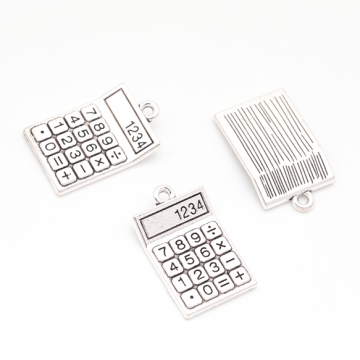 電卓チャーム 卓上 計算機 文房具 ミニチュア メタルチャーム 約15×24mm（4ヶ）