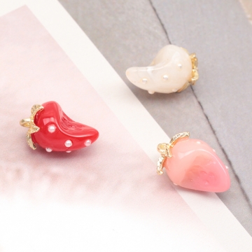 いちごチャーム かじり苺 立体いちごパーツ ピアス ネックレス ハンドメイド素材 カン付き 約8×14mm(4ヶ)