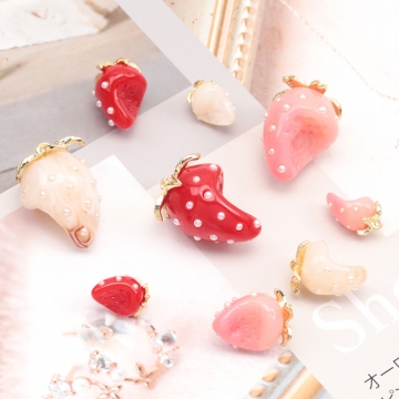 いちごチャーム かじり苺 立体いちごパーツ ピアス ネックレス ハンドメイド素材 カン付き 約17×23mm(2ヶ)