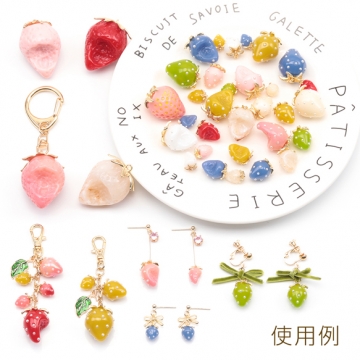 いちごチャーム かじり苺 立体いちごパーツ ピアス ネックレス ハンドメイド素材 カン付き 約17×23mm(2ヶ)
