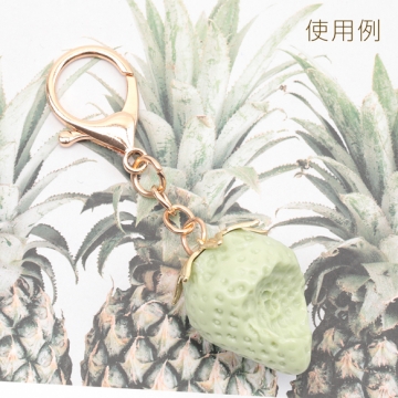 いちごチャーム かじり苺 抹茶グリーン かじった苺 食べかけ イチゴ カン付き 樹脂チャーム 約27×39mm（1ヶ）