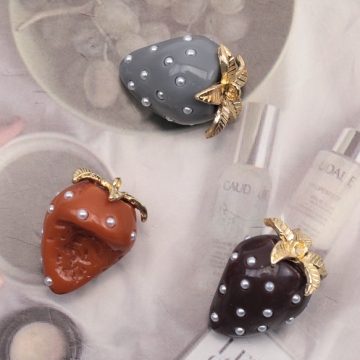 いちごチャーム かじり苺 パール付き かじった苺 食べかけ イチゴ カン付き 樹脂チャーム 約17×23mm（2ヶ）