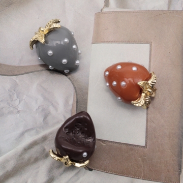 いちごチャーム かじり苺 パール付き かじった苺 食べかけ イチゴ カン付き 樹脂チャーム 約12×16mm（2ヶ）