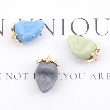 いちごチャーム かじり苺 パール付き かじった苺 食べかけ イチゴ カン付き 樹脂チャーム 約8×14mm（4ヶ）