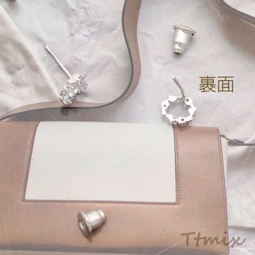 デザインピアス フラワー リース風 ストーン付き シルバーカラー 銅製 スタッドピアス 約6×7mm（2ヶ）