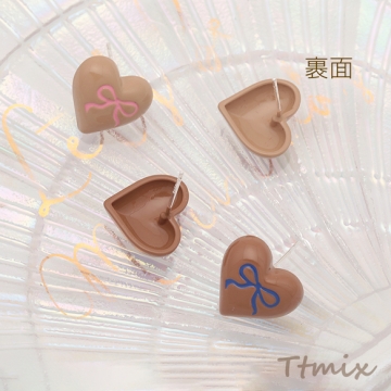 デザインピアス ハート リボン模様 メタルピアス スタッドピアス 約14×15mm（1ペア）