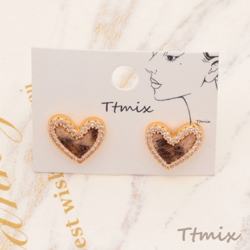 デザインピアス ヒョウ柄 レオパルド柄 ハート型 スタッドピアス メタルピアス 約12×13mm（1ペア）