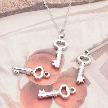 メタルチャーム 鍵チャーム キーパーツ ストラップ キーホルダー制作に ステンレス製 カン付き 8×20mm (1 ヶ)