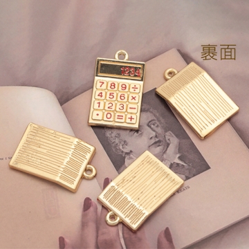 電卓チャーム 卓上 角度付き チルト 計算機 文房具 ミニチュア エポチャーム メタルチャーム 約15×24mm（4ヶ）