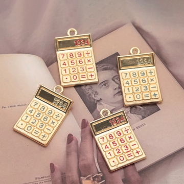電卓チャーム 卓上 角度付き チルト 計算機 文房具 ミニチュア エポチャーム メタルチャーム 約15×24mm（4ヶ）