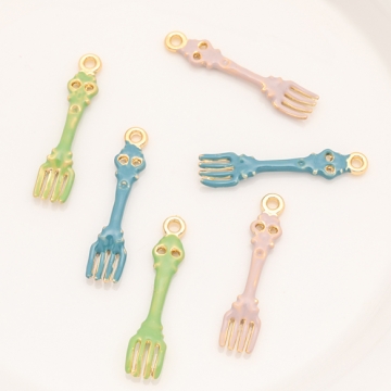 フォークチャーム カラフル 食器 カトラリー ミニチュア エポチャーム メタルチャーム 約7×34mm（4ヶ）