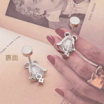 バーベルピアス リボンとベル 半面 鈴 鐘 ステンレス製 メッキ加工 デザインピアス 約7×8mm（ 1ペア）