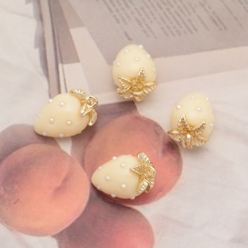 いちごチャーム パール付き かじり苺 かじった苺 食べかけ イチゴ カン付き アイボリー 樹脂チャーム 約9×13mm（4ヶ）