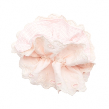 シュシュ オフホワイト＆ピンク チェック柄 フラワーレース 髪飾り 髪留め ヘアゴム ヘアアクセサリー（1ヶ）