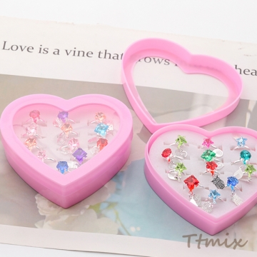 キッズ用リング ランダム チャーム付き 子ども用 おもちゃの指輪 オープンリング 外径約17mm内径約15mm（1ケース）